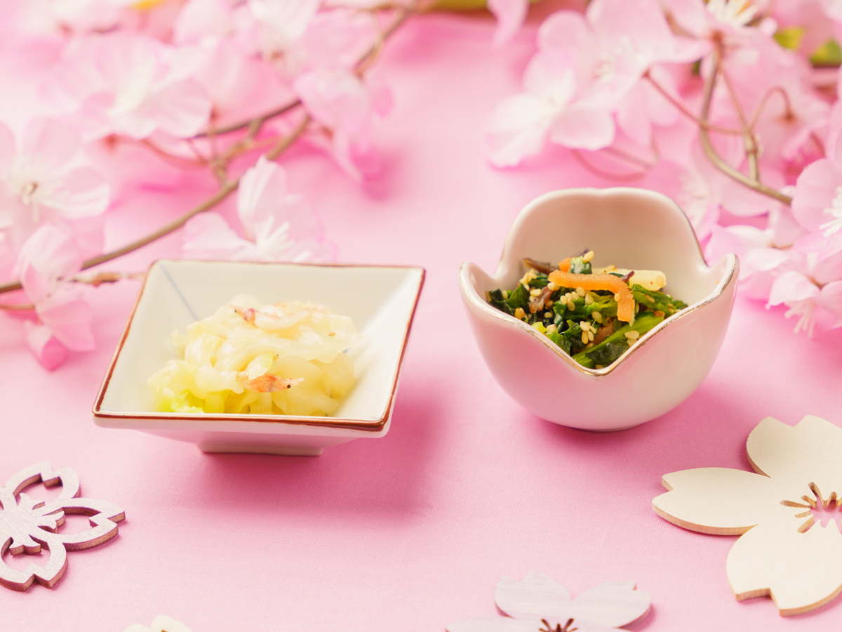 季節の小鉢（右）菜の花と筍のつぶごま和え（左）桜エビと春キャベツのお浸し