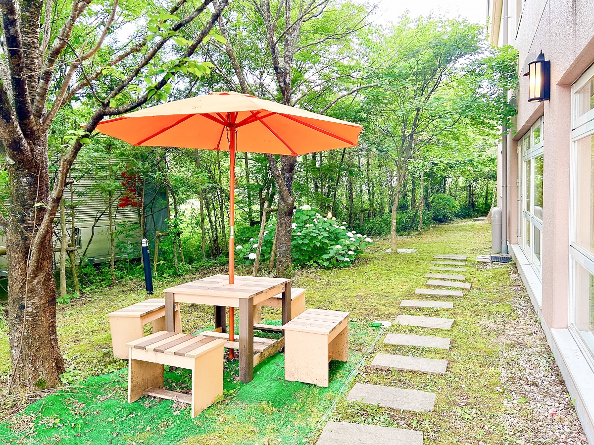 軽井沢の風を感じながらひと休みできるテーブルベンチ